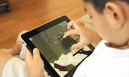 小孩暑假愛(ài)玩手機(jī)、iPad